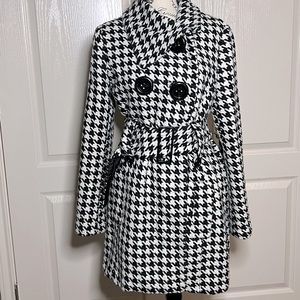 Black and white pattern warm classy coat size large
